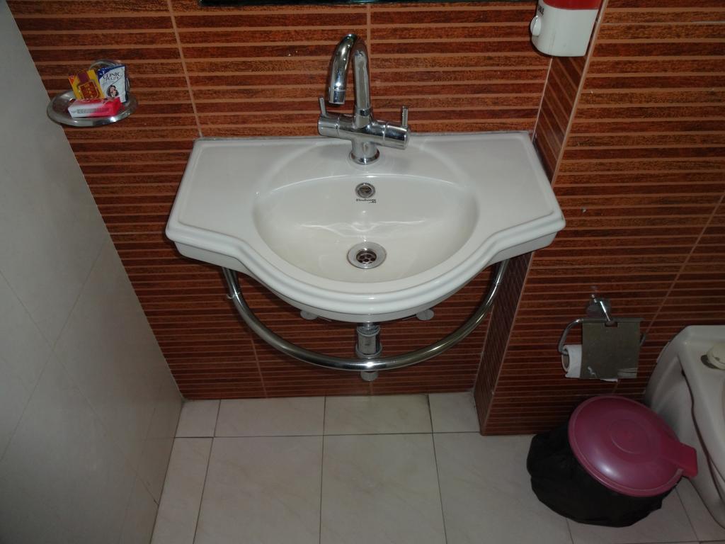 Rams Inn Connaught Place New Delhi Room photo